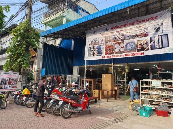 カンボジアのリサイクルショップ「しろいとり」